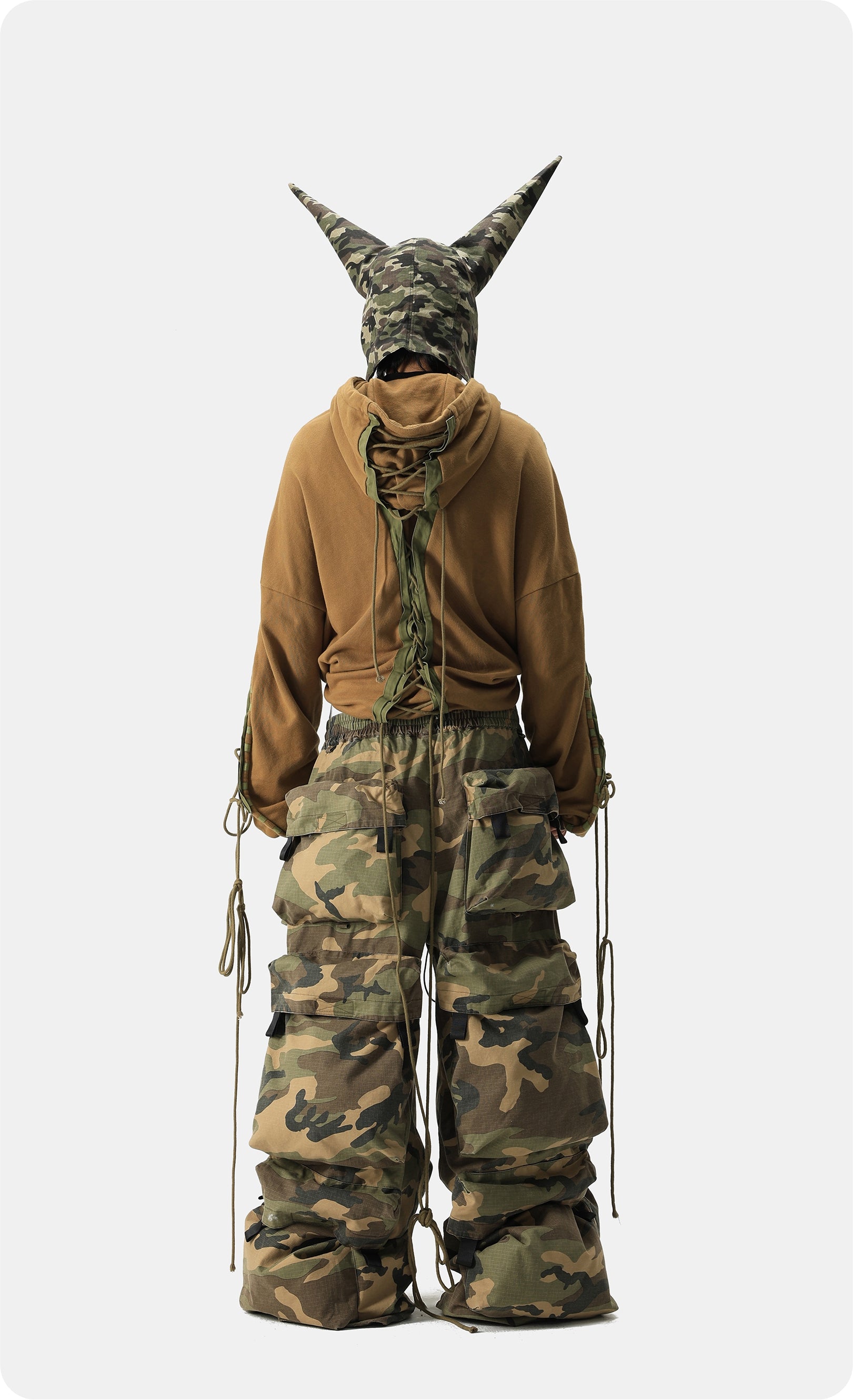 Vanguardia Camo Multi-Pocket Cargo Pants