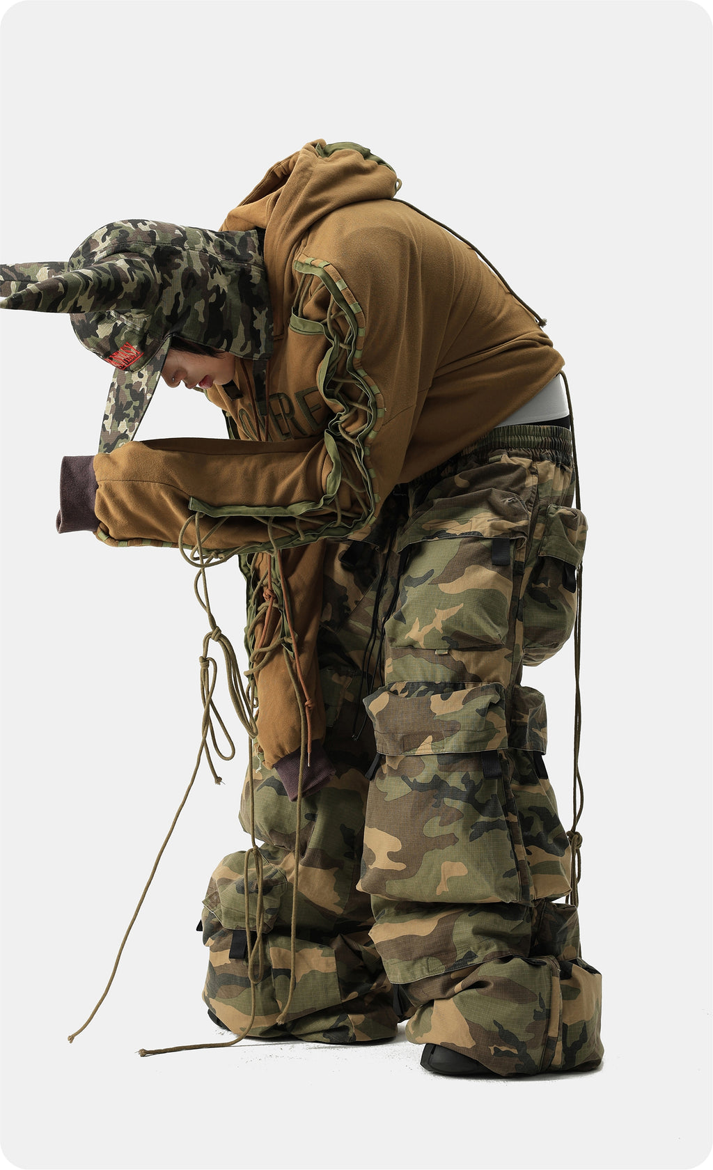Vanguardia Camo Multi-Pocket Cargo Pants