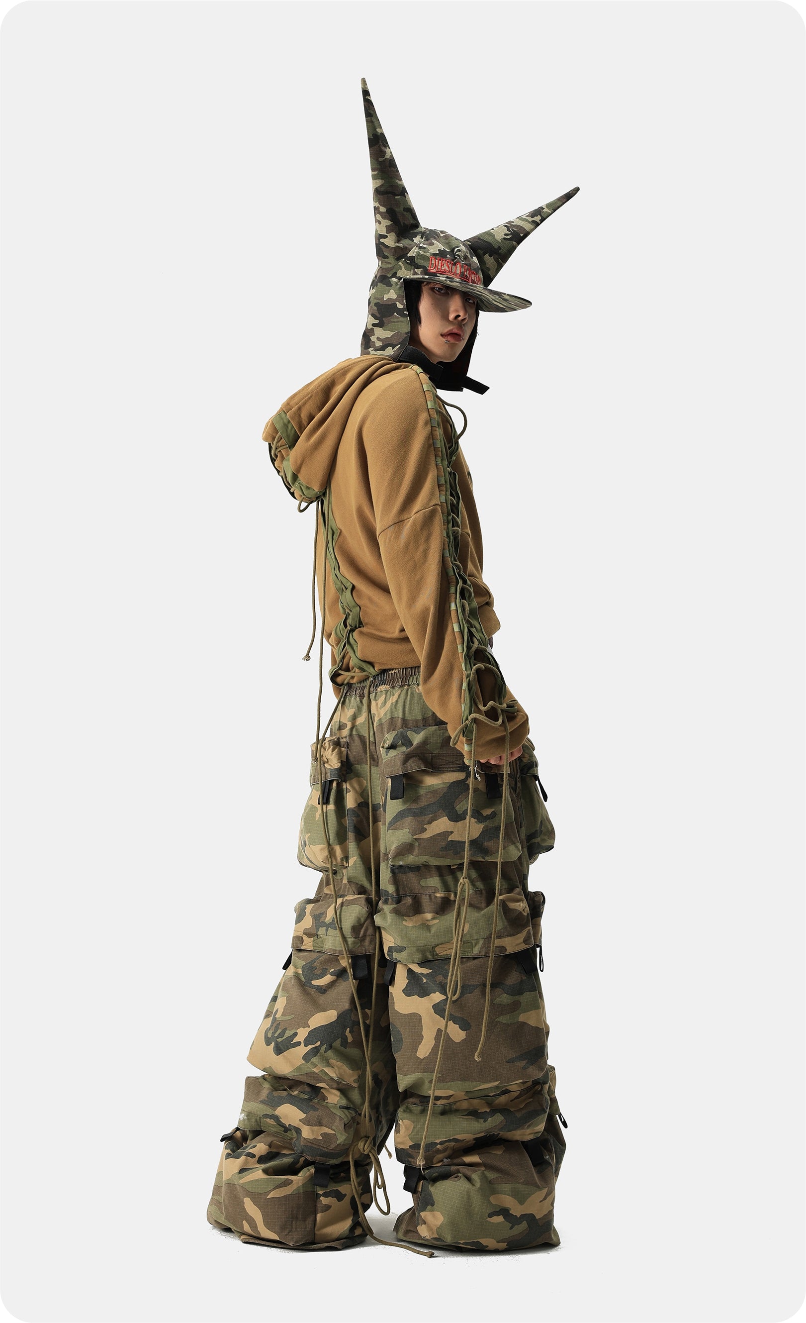 Vanguardia Camo Multi-Pocket Cargo Pants